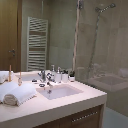 Charming - 2 Bedrooms & Garage *