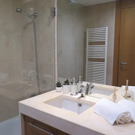 Charming - 2 Bedrooms & Garage * リスボン