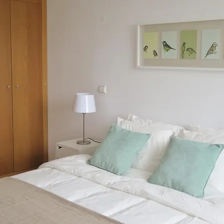 Charming - 2 Bedrooms & Garage *