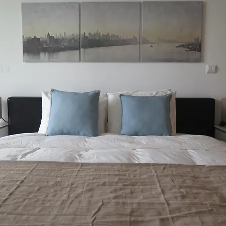 Apartment Charming - 2 Bedrooms & Garage *